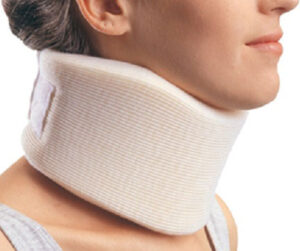 Un esguince puede ocurrir en uno o más de estos tejidos blandos cuando se sufre algún movimiento repentino y se supera la capacidad de distensión de los ligamentos o músculos.